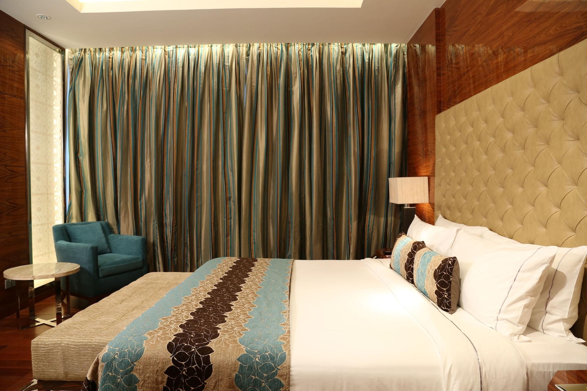 Taj City Centre Gurugram Gurgaon Exteriör bild A bedroom at the hotel
