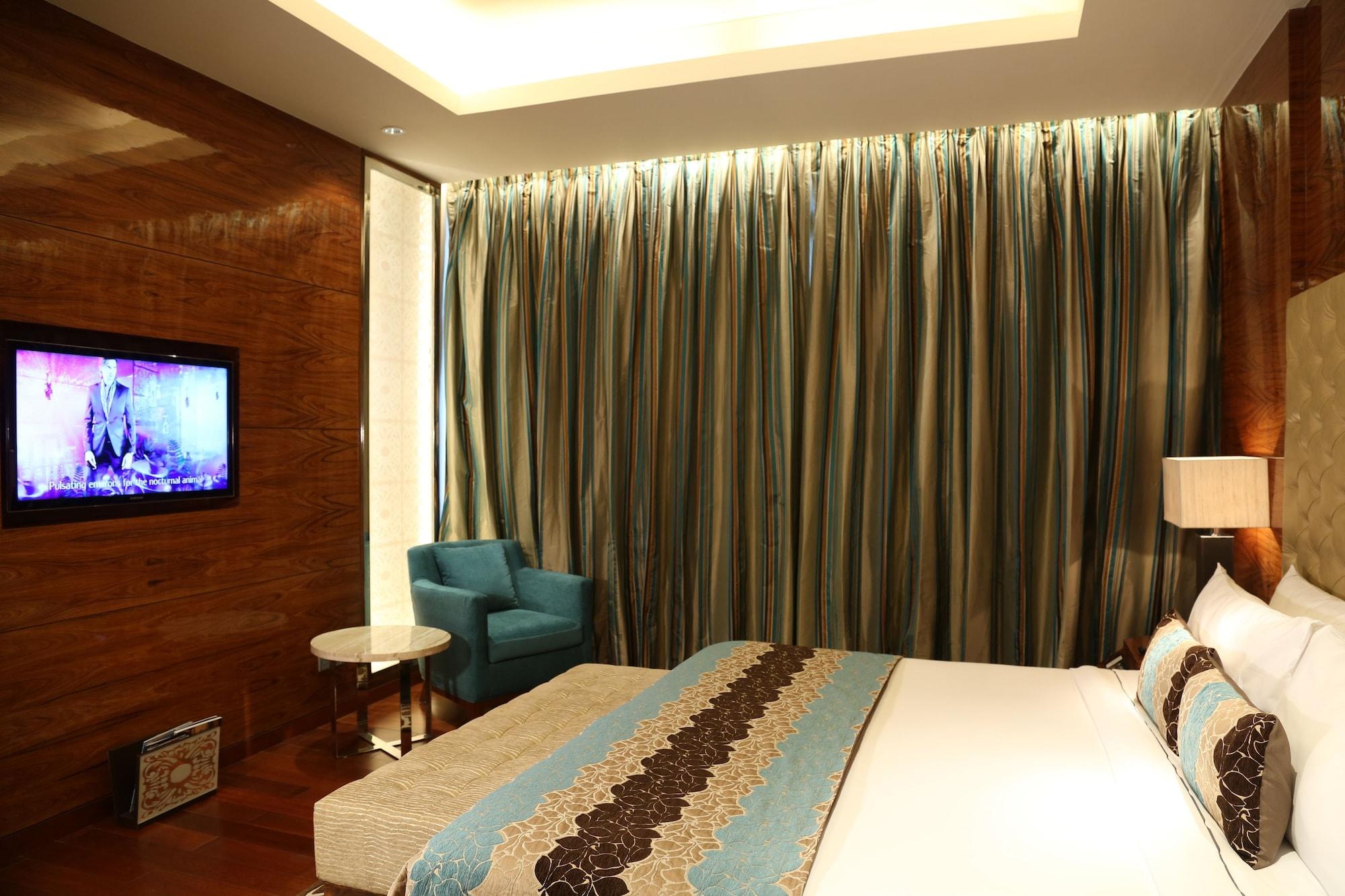Taj City Centre Gurugram Gurgaon Exteriör bild A bedroom at the hotel
