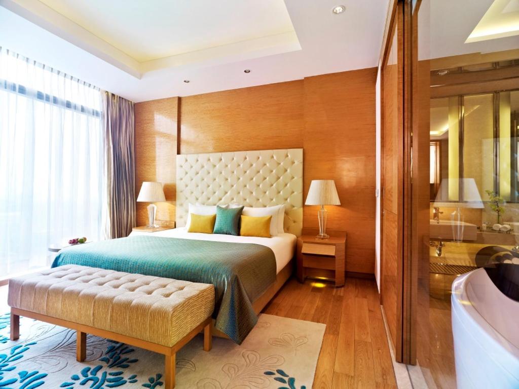 Taj City Centre Gurugram Gurgaon Exteriör bild A bedroom at the hotel