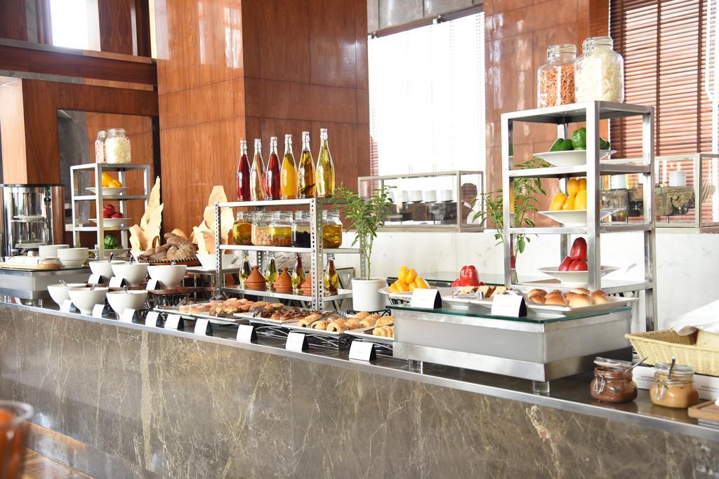 Taj City Centre Gurugram Gurgaon Exteriör bild A buffet at a hotel