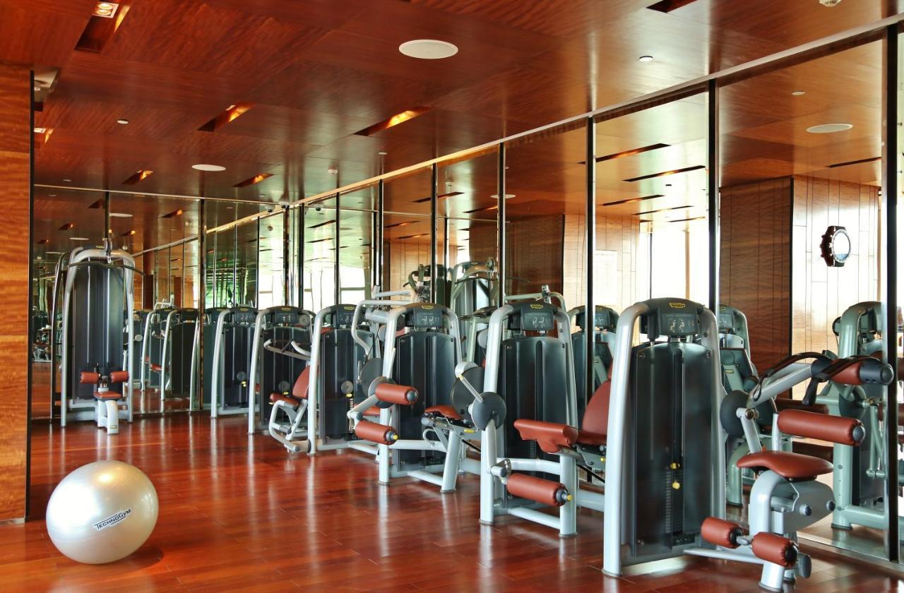 Taj City Centre Gurugram Gurgaon Exteriör bild The gym at the Ritz-Carlton, Singapore