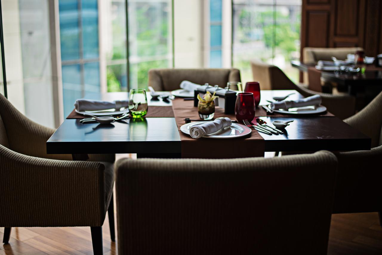 Taj City Centre Gurugram Gurgaon Exteriör bild A table set for fine dining