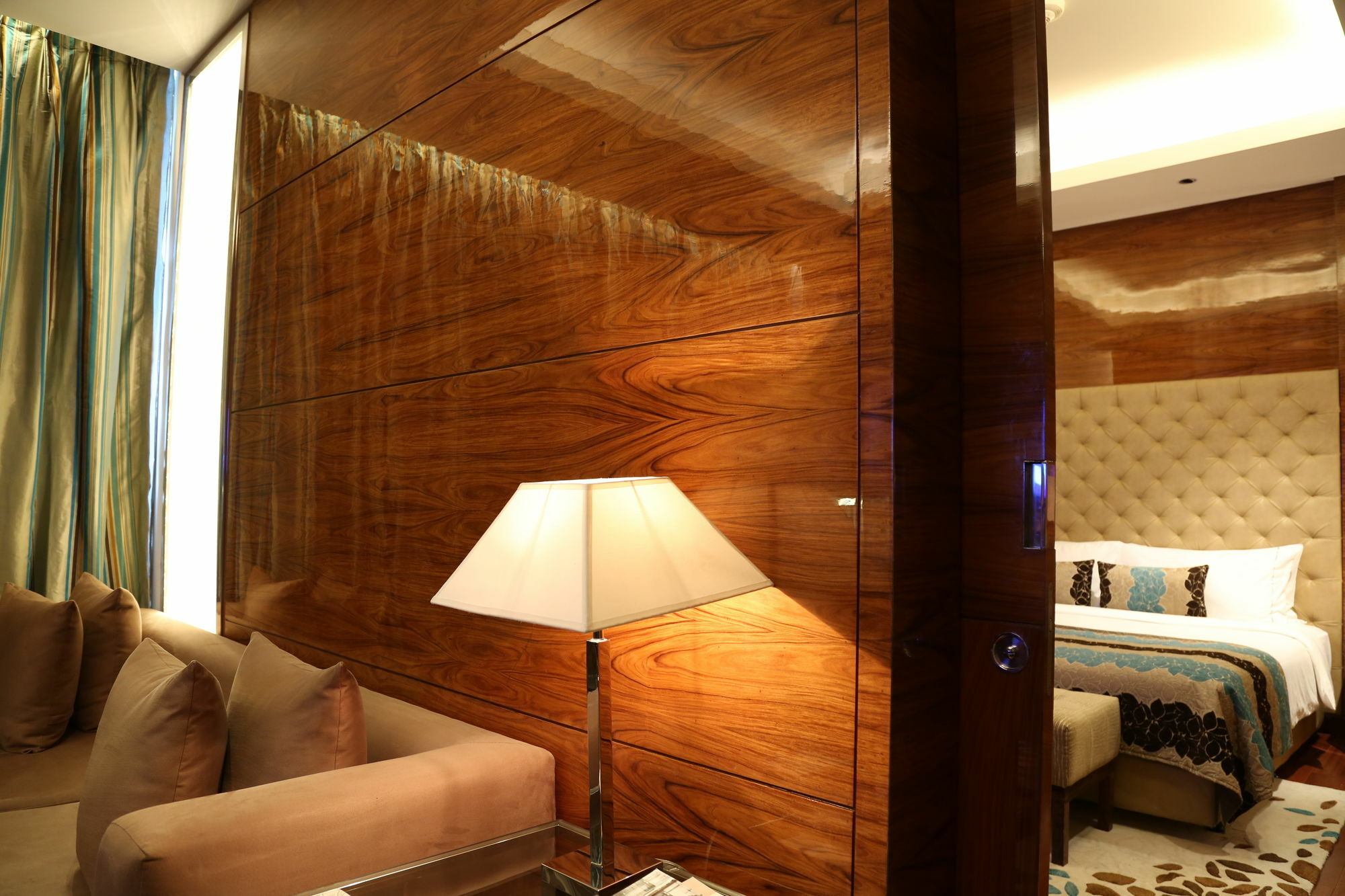 Taj City Centre Gurugram Gurgaon Exteriör bild A room at the hotel