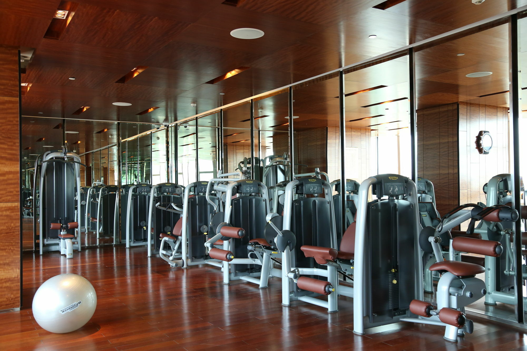 Taj City Centre Gurugram Gurgaon Exteriör bild The gym at the 1018