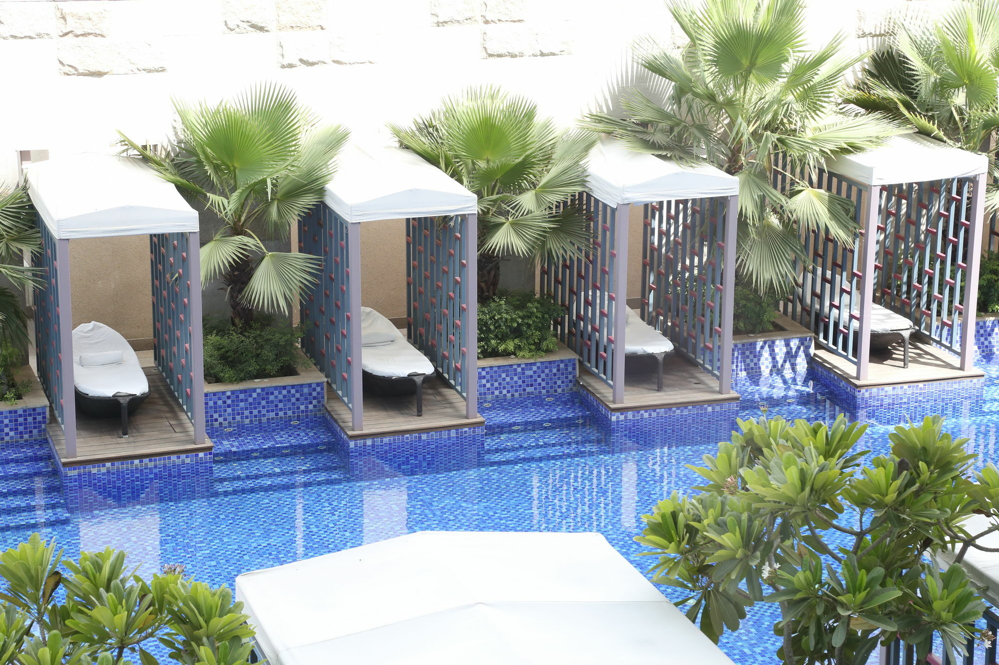 Taj City Centre Gurugram Gurgaon Exteriör bild The swimming pool at the hotel