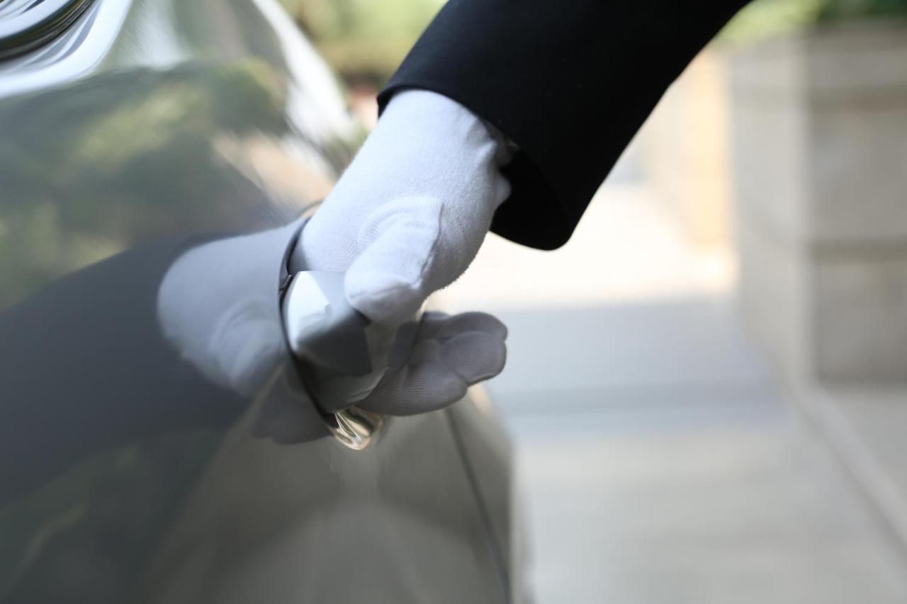 Taj City Centre Gurugram Gurgaon Exteriör bild A chauffeur opening a car door